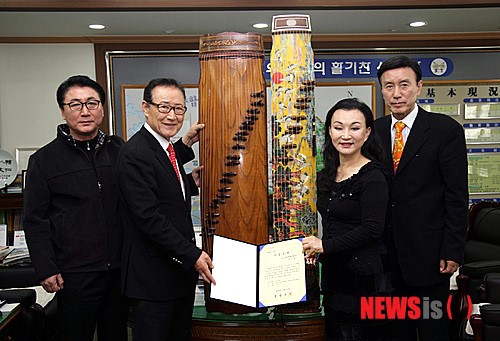 가야금 기증하는 양승희 선생