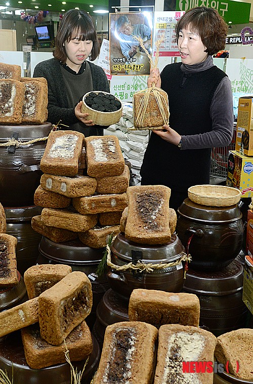 메주, 천일염, 참숯, 장독을 모은 전통 장 재료 모음전