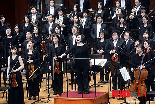 밝게 웃는 지휘자 이선영