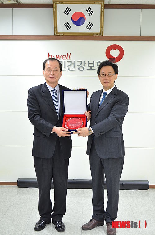 저소득층 건보료 대납 대구 신피부과의원 감사패 받아