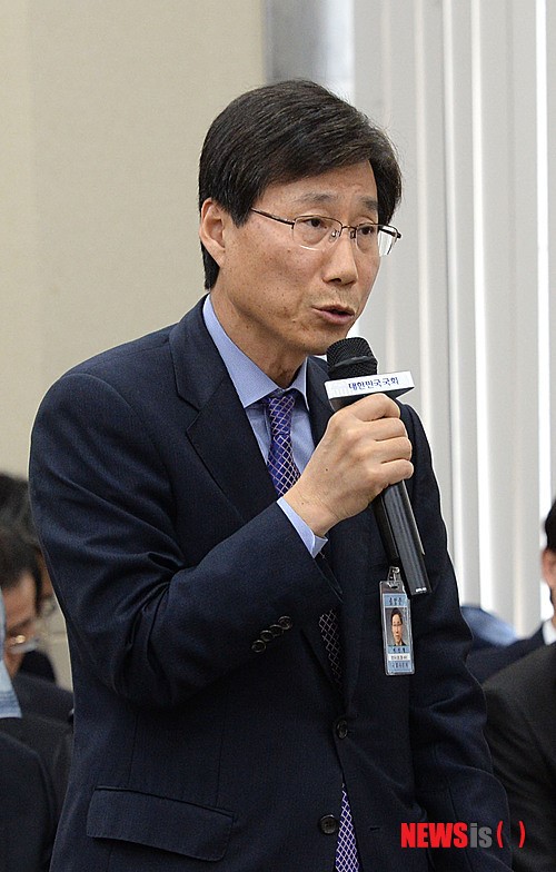 답변하는 이신형 사장