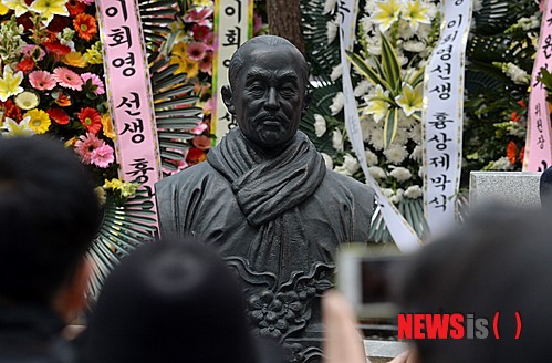 이회영 선생 흉상 바라보는 시민들