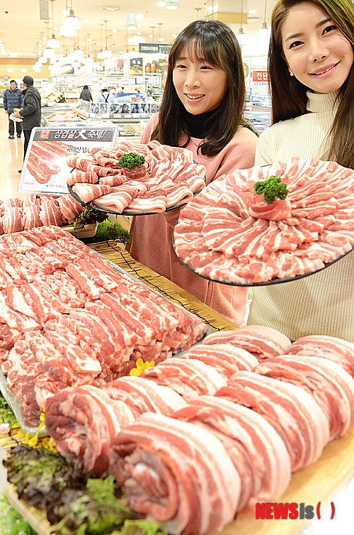 삼겹살 데이 맞아 삼겹살 반값 판매