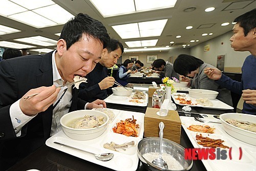 닭고기 먹는 중구청 직원들