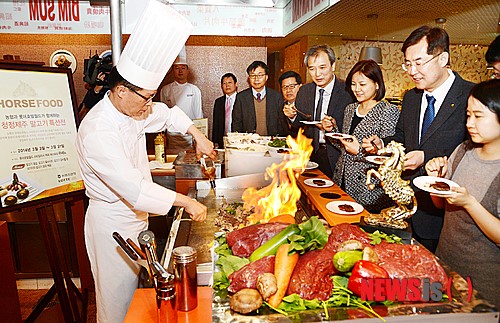청정제주 말고기 맛보는 고객들