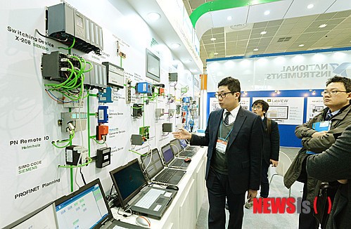 산업 자동 제어 시스템 살피는 관람객들