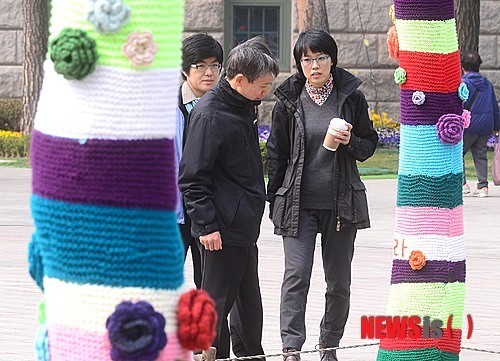 손뜨개 옷 입은 느티나무