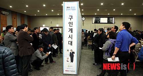 취업정보게시판 살펴보는 구직자들