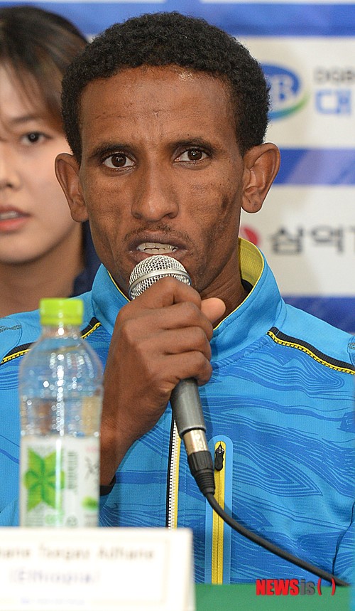 이야기하는 예메인 트세게이 애드해인
