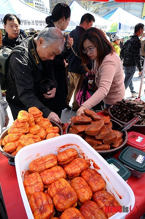 장아찌 맛보는 시민들