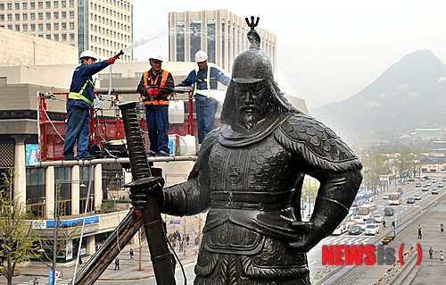 세척하는 관계자들