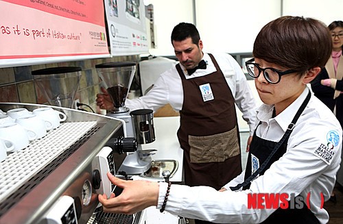 정통 에스프레소 추출법 가르치는 수석트레이너 다비드 코벨리