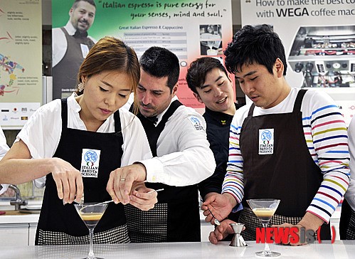 커피칵테일 프로팅 기법 가르치는 수석트레이너 다비드 코벨리