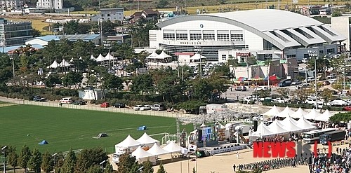 증평 보강천 체육시설 문 활짝