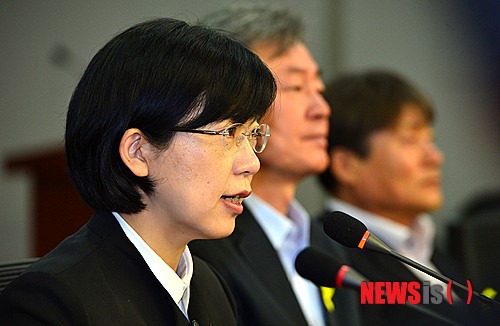 기자회견 발언하는 이정희