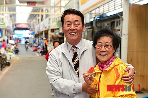 시민과 인사하는 김진옥 의령군수 후보