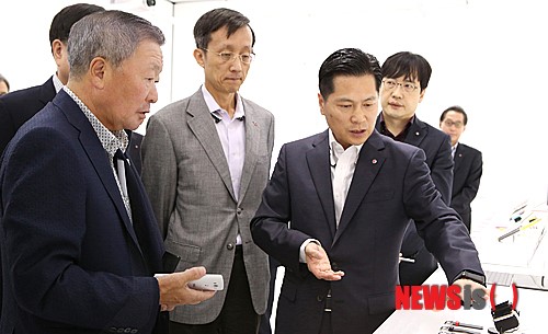 구본무 LG회장 현장경영 가속도... 신제품 경쟁력 직접 점검