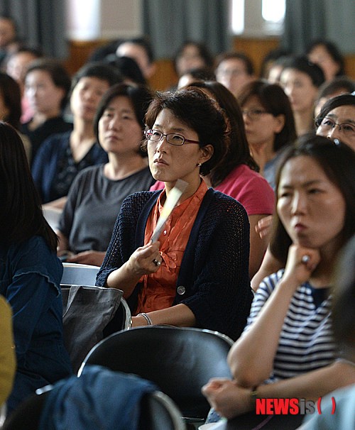 더위에도 입시설명회장 찾은 어머니들