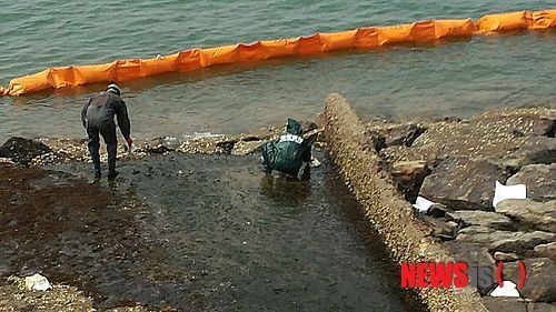 대산 삼성토탈서 기름 유출…해경 긴급 방제