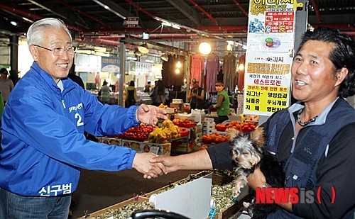 제주오일장서 상인과 인사하는 신구범