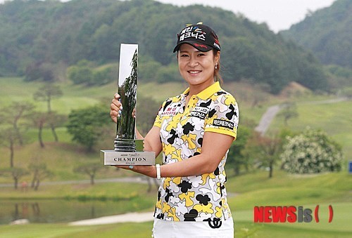 포즈 취하는 윤슬아