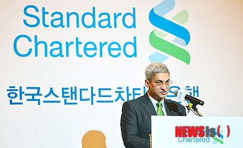 기자간담회하는 아제이 칸왈 한국스탠다드차타드은행장