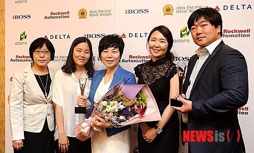 포즈취하는 손정희 하나로 애드컴 대표