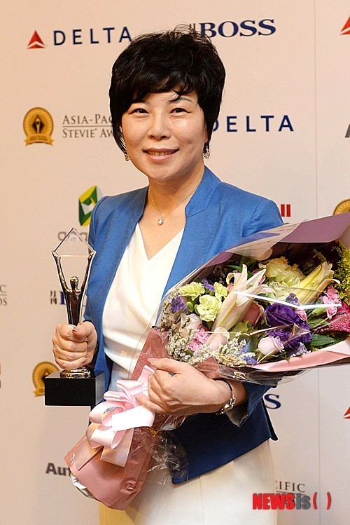 포즈취하는 손정희 하나로 애드컴 대표