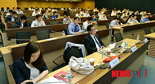 UN 조달시장 설명회에 관심 갖는 기업체 관계자들