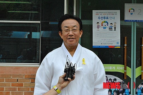 구미 제4투표소서 인터뷰하는 김관용 경북도지사 후보