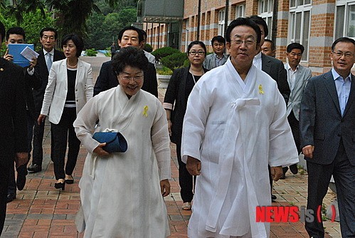 김관용 경북도지사 후보 내외 구미서 투표