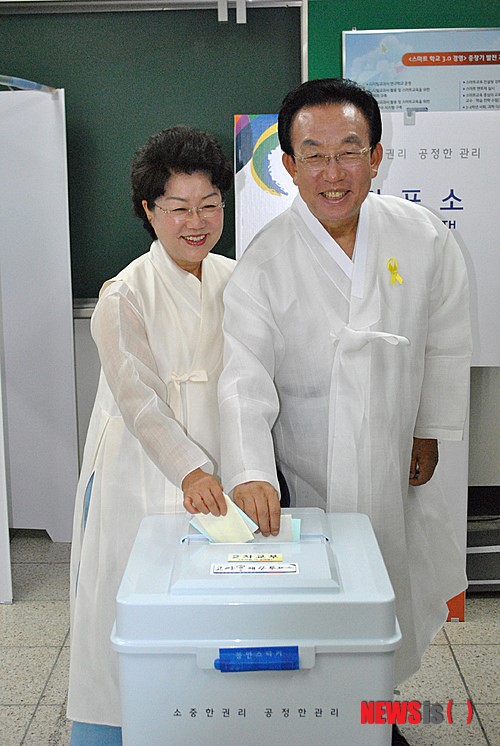 구미, 제4투표소서 투표하는 김관용 경북도지사 후보 내외