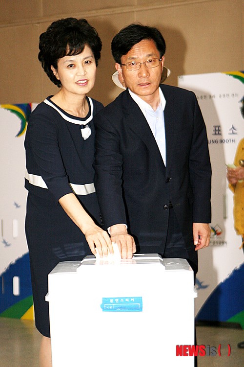 투표하는 최명희 강릉시장 부부