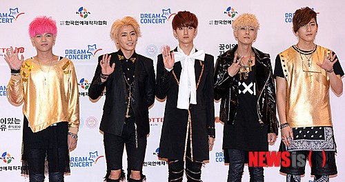 포즈 취한 세이예스