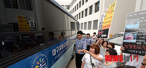 울분을 토하는 하늘소풍 회원들