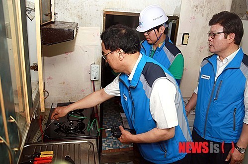 가스점검하는 전대천 사장