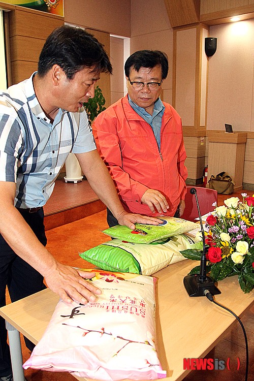 수출 쌀 제품 살피는 이동필 장관