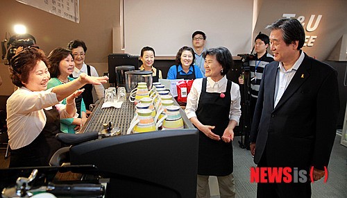 실버카페 방문한 새누리당 김무성 의원