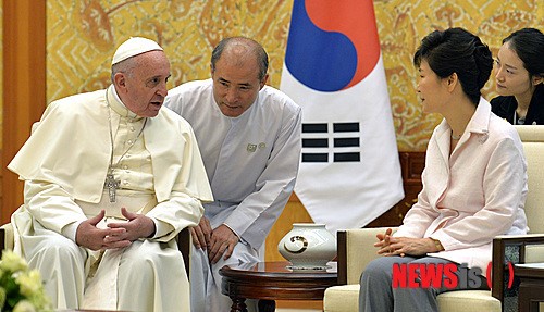 프란치스코 교황 면담하는 박근혜 대통령