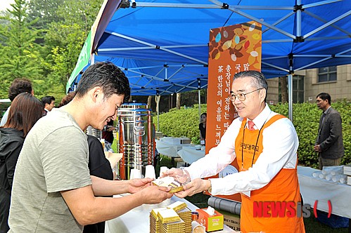 국민대, 고교 조형실기대회 개최…총장은 손수 차·떡 대접