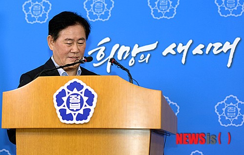 입장하는 최경환 경제부총리