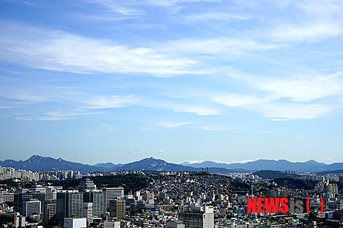 구름과 어우러진 파란 하늘