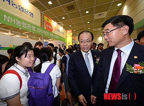 취업박람회 찾은 황우여 장관-이기권 장관