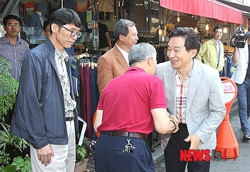 제주동문시장 상인과 인사하는 원희룡 제주지사