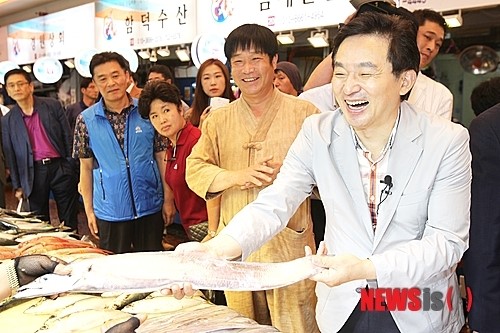 제주동문시장서 갈치를 든 원희룡 제주지사