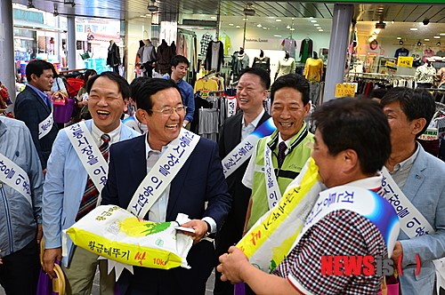 정환두 경남중기청장, 창원 명서 전통시장에서 추석쌀 구매