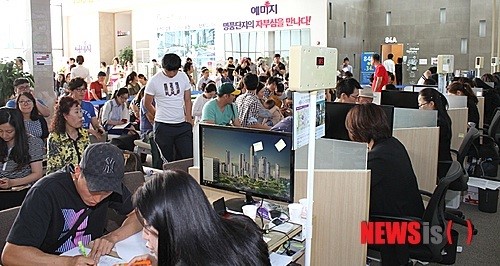 붐비는 금성백조주택 모델하우스
