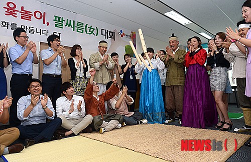 추석 앞두고 CJ대한통운의 윷놀이대회 개최
