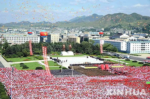 김일성·김정일 동상에 헌화하기 위해 운집한 北 청진 주민들