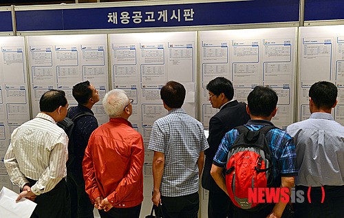 다양한 회사 살펴보는 구직자들